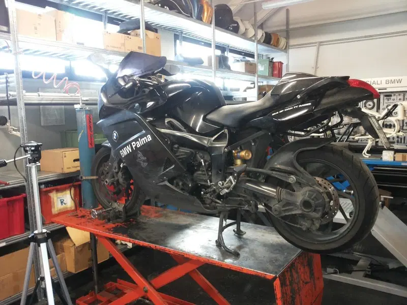 La BMW K1200S durante una &ldquo;sosta&ldquo; nell'officina di Alberto Palma