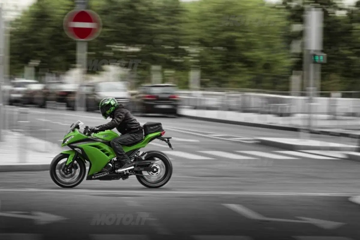 Kawasaki presenta la nuova Ninja 300 m.y. 2013