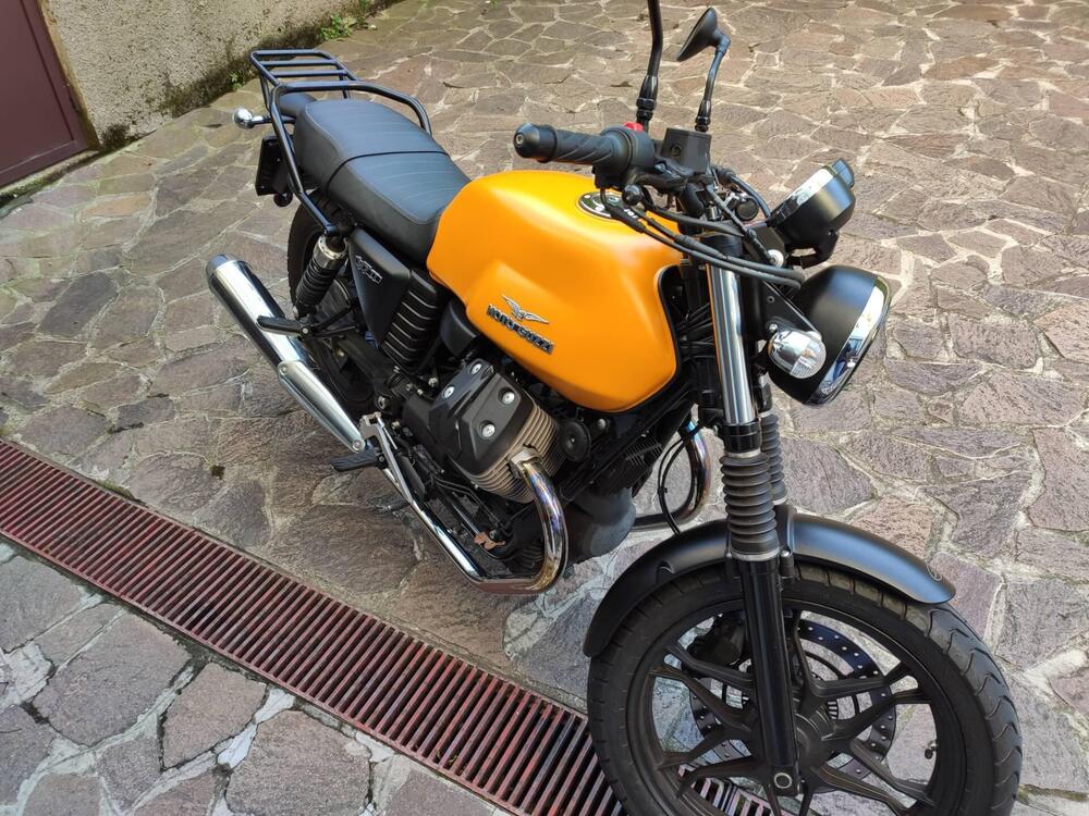 Moto Guzzi V7 II Stone (2015 - 17) (2)