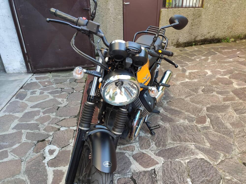 Moto Guzzi V7 II Stone (2015 - 17) (3)