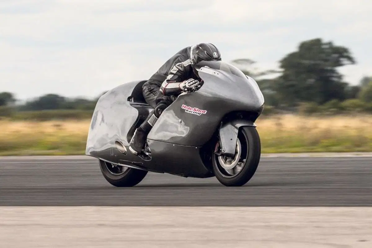 Con la moto a 483 km/h: Guy Martin e la Suzuki Hayabusa ci riprovano [VIDEO e FOTO] (2)