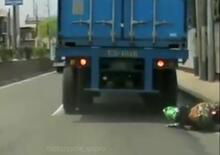 Moto crash: con lo scooter sotto le ruote del camion. Miracolato [VIDEO CHOC]