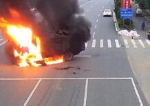 Con la moto contro un camion diventa una torcia umana, salvato! [VIDEO CHOC]