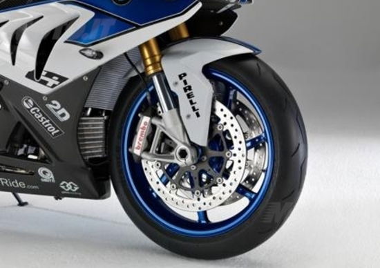 BMW sceglie i Pirelli Supercorsa SP per la nuova HP4