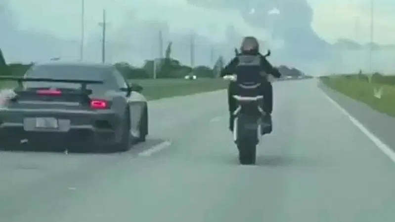 Moto supersportiva vs Porsche, che sound? No, che danni! [VIDEO VIRALE]