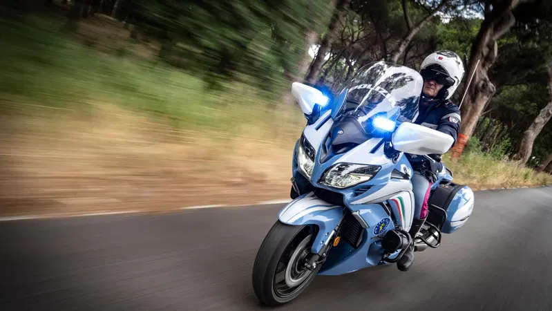 Novanta nuove Yamaha FJR 1300AE alla Polizia di Stato