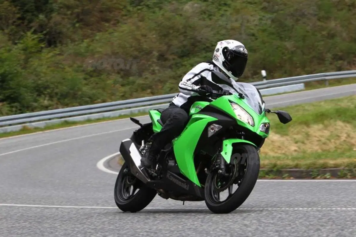 Kawasaki Ninja 300  (7)