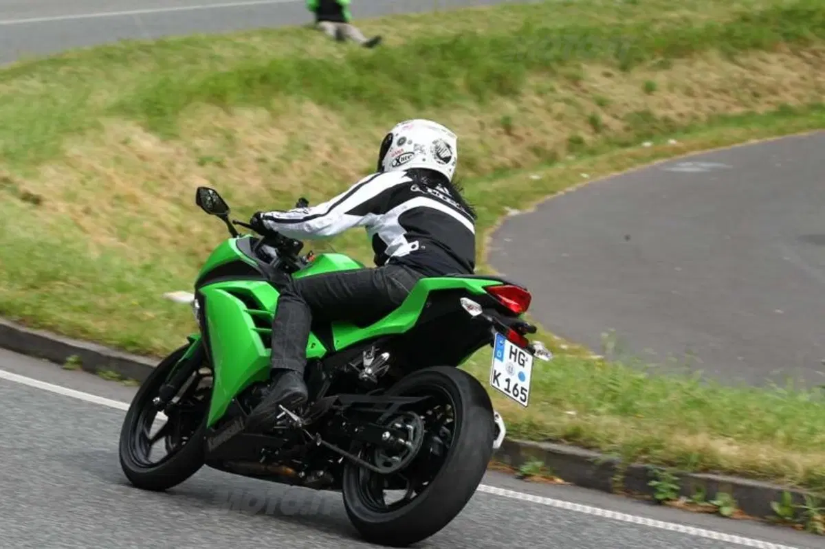 Kawasaki Ninja 300  (8)