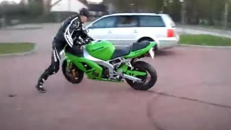 Moto crash: come distruggere una Kawasaki Ninja senza neanche salirci [VIDEO VIRALE]