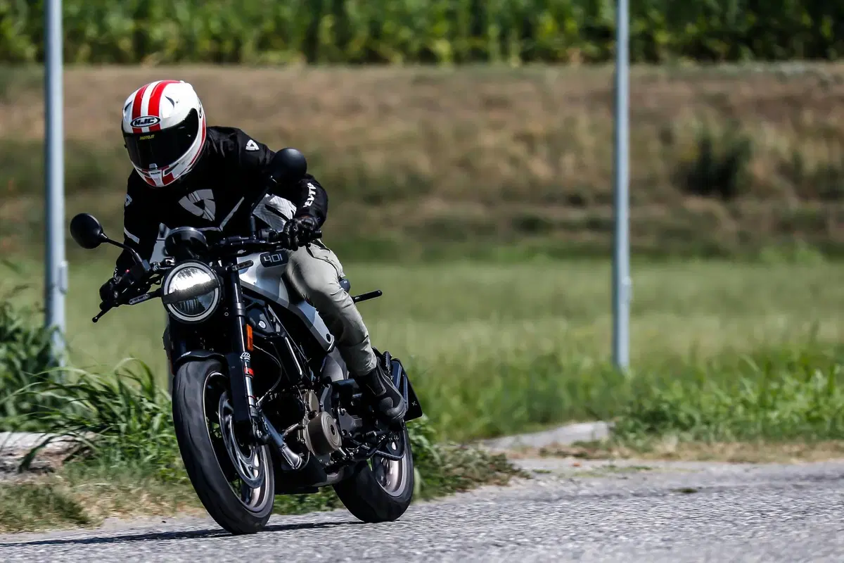 Husqvarna Vitpilen 401 2020 TEST: più abitabile, potente, leggera (2)