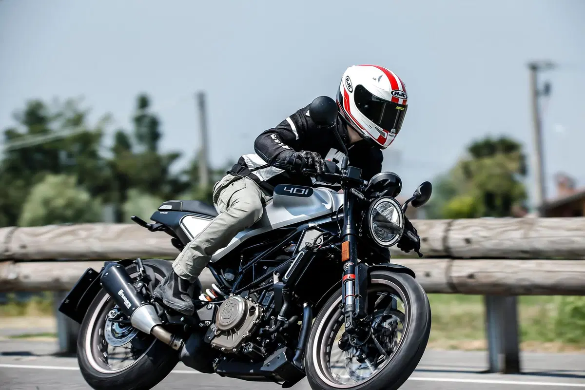 Husqvarna Vitpilen 401 2020 TEST: più abitabile, potente, leggera (7)