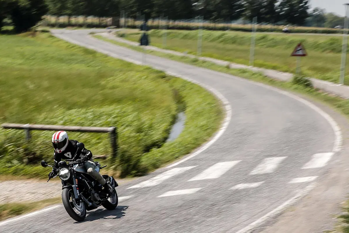 Husqvarna Vitpilen 401 2020 TEST: più abitabile, potente, leggera