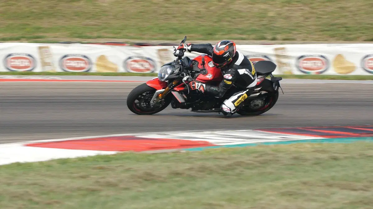 MV Agusta Brutale 1000 RR: nuda per caso (4)