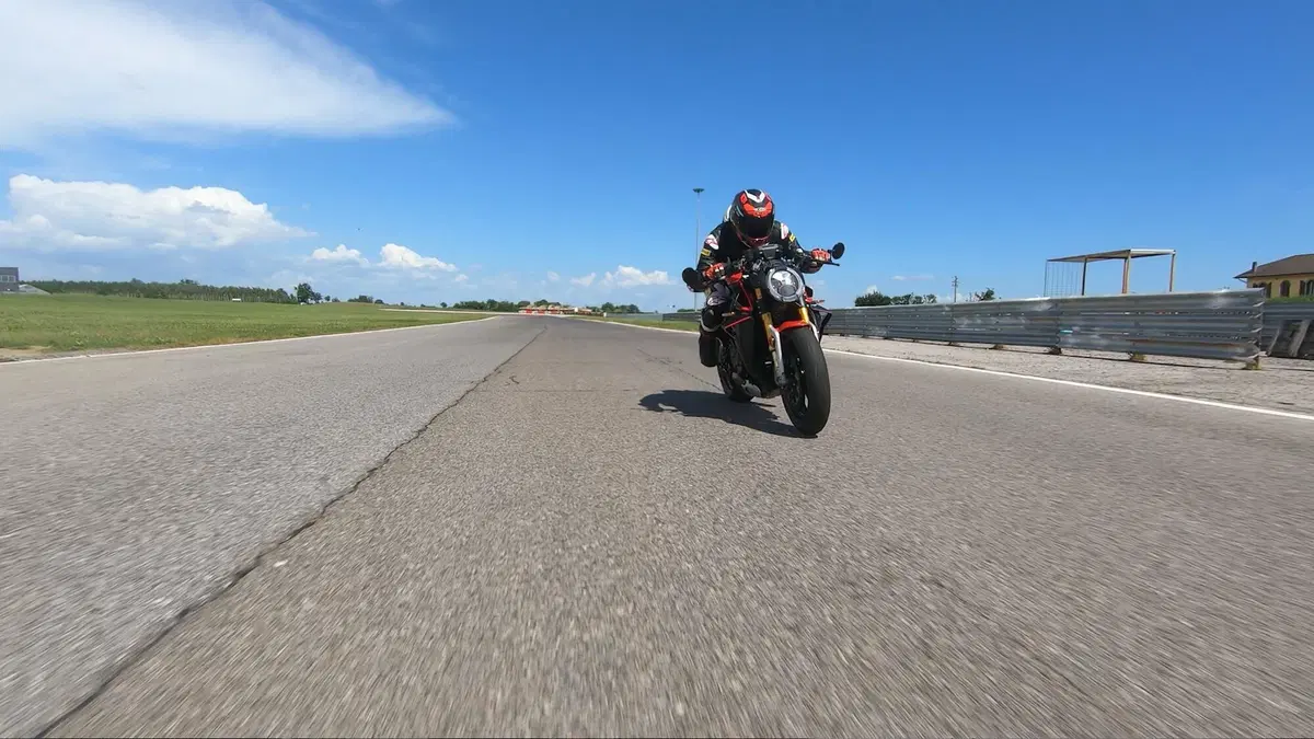 MV Agusta Brutale 1000 RR: nuda per caso (9)