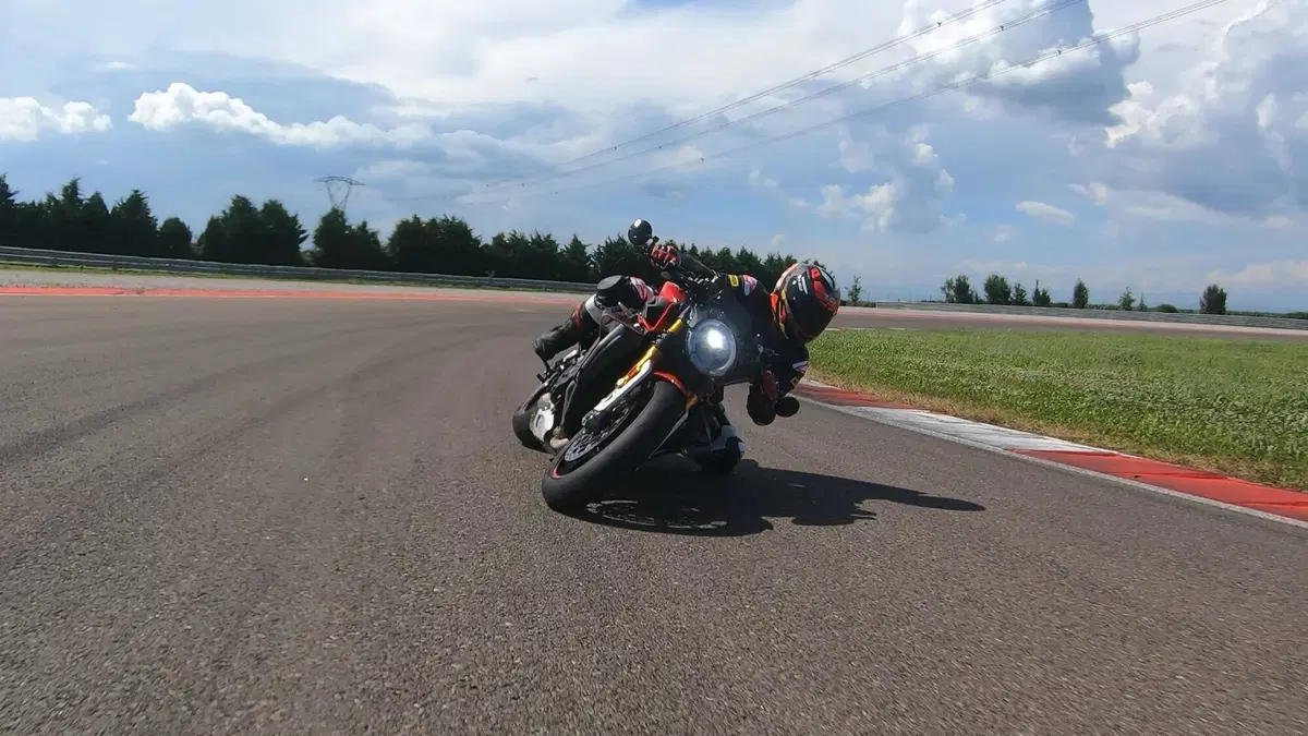MV Agusta Brutale 1000 RR: nuda per caso (6)