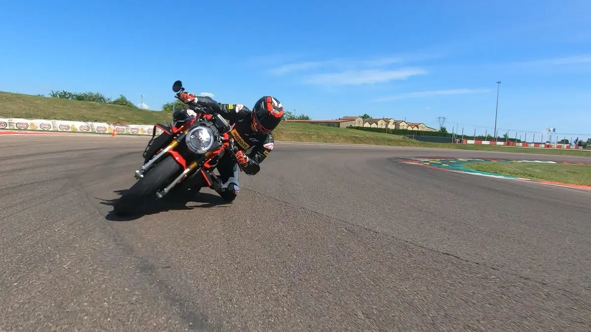 MV Agusta Brutale 1000 RR: nuda per caso (7)