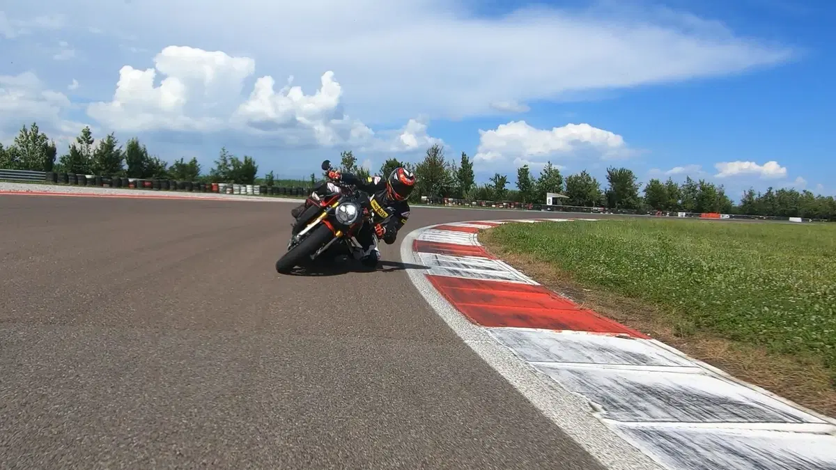MV Agusta Brutale 1000 RR: nuda per caso (13)