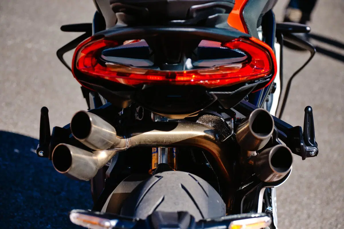 MV Agusta Brutale 1000 RR: nuda per caso (5)