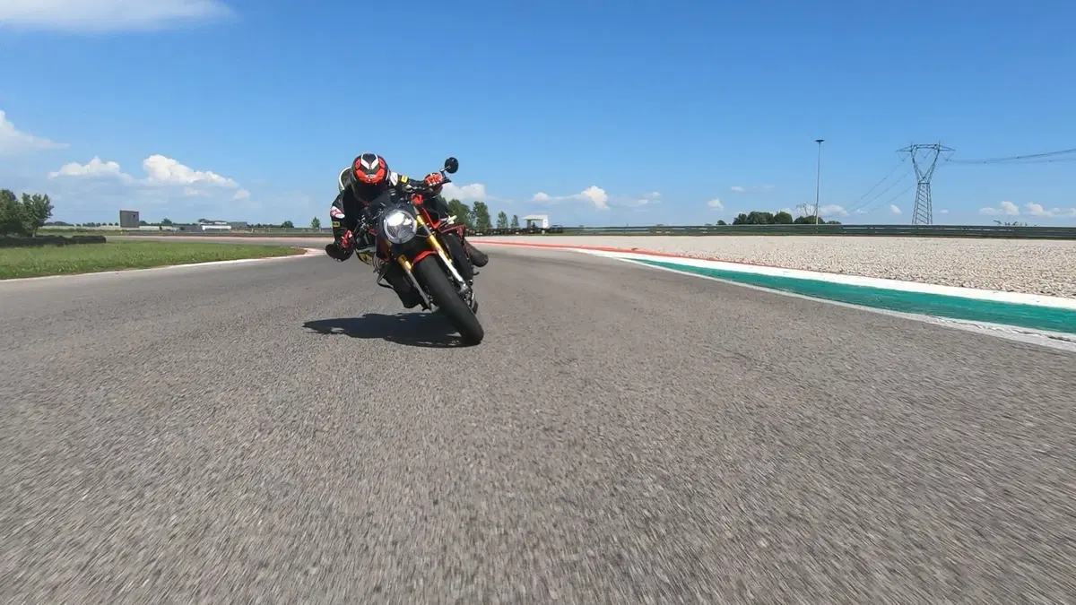 MV Agusta Brutale 1000 RR: nuda per caso (10)