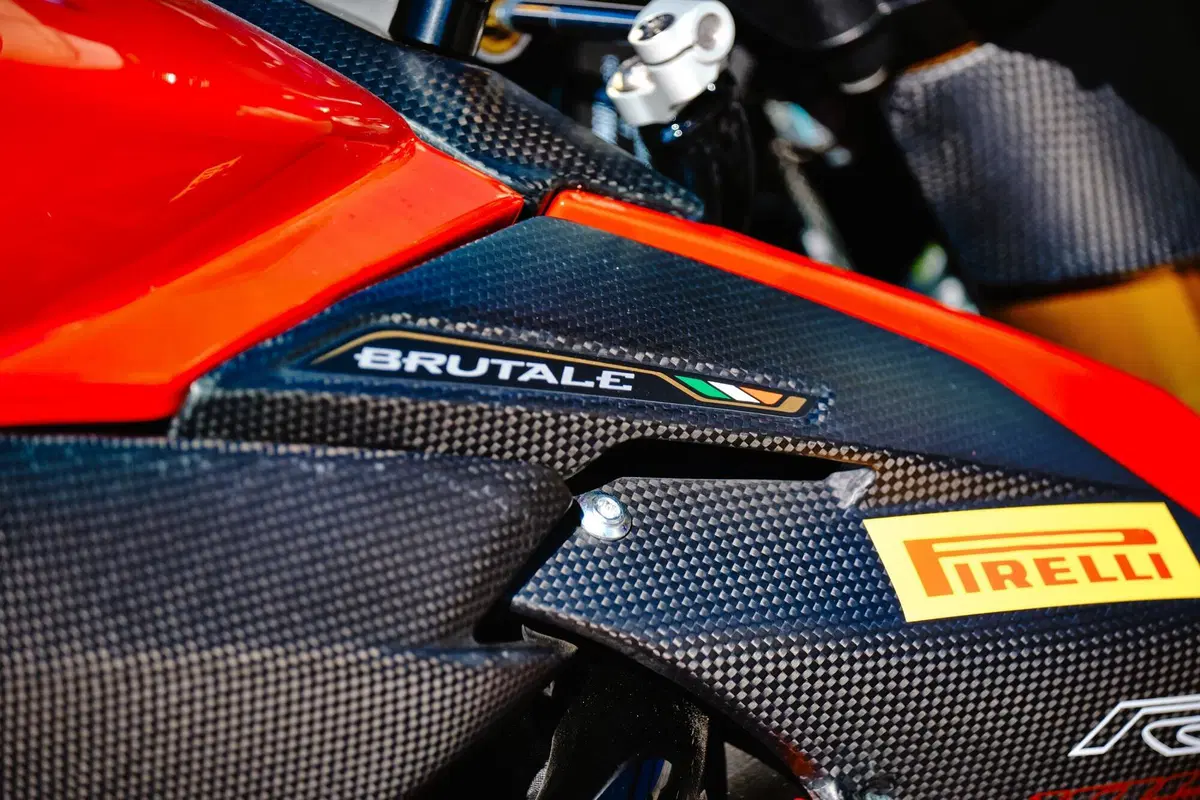 MV Agusta Brutale 1000 RR: nuda per caso (12)