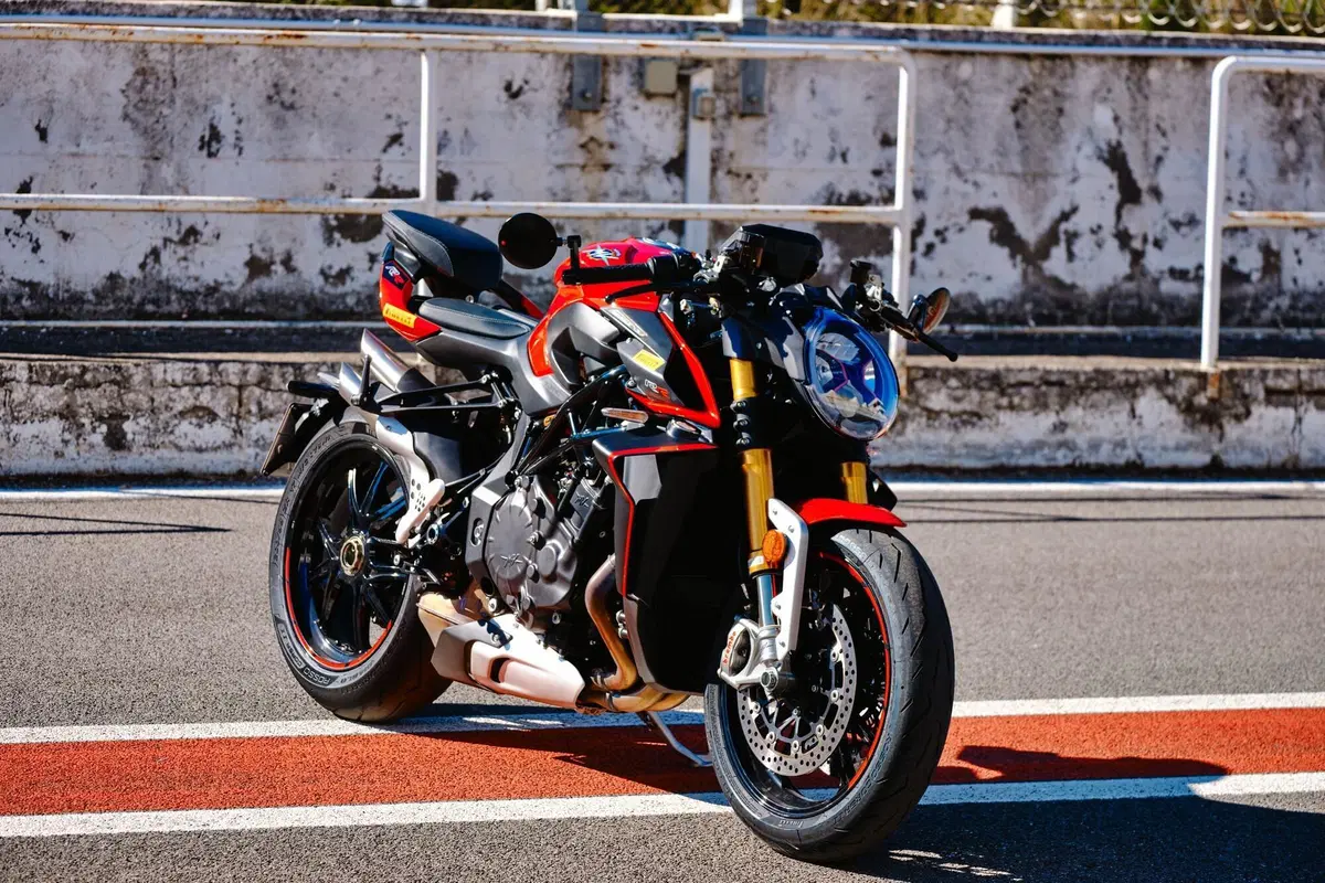 MV Agusta Brutale 1000 RR: nuda per caso (20)