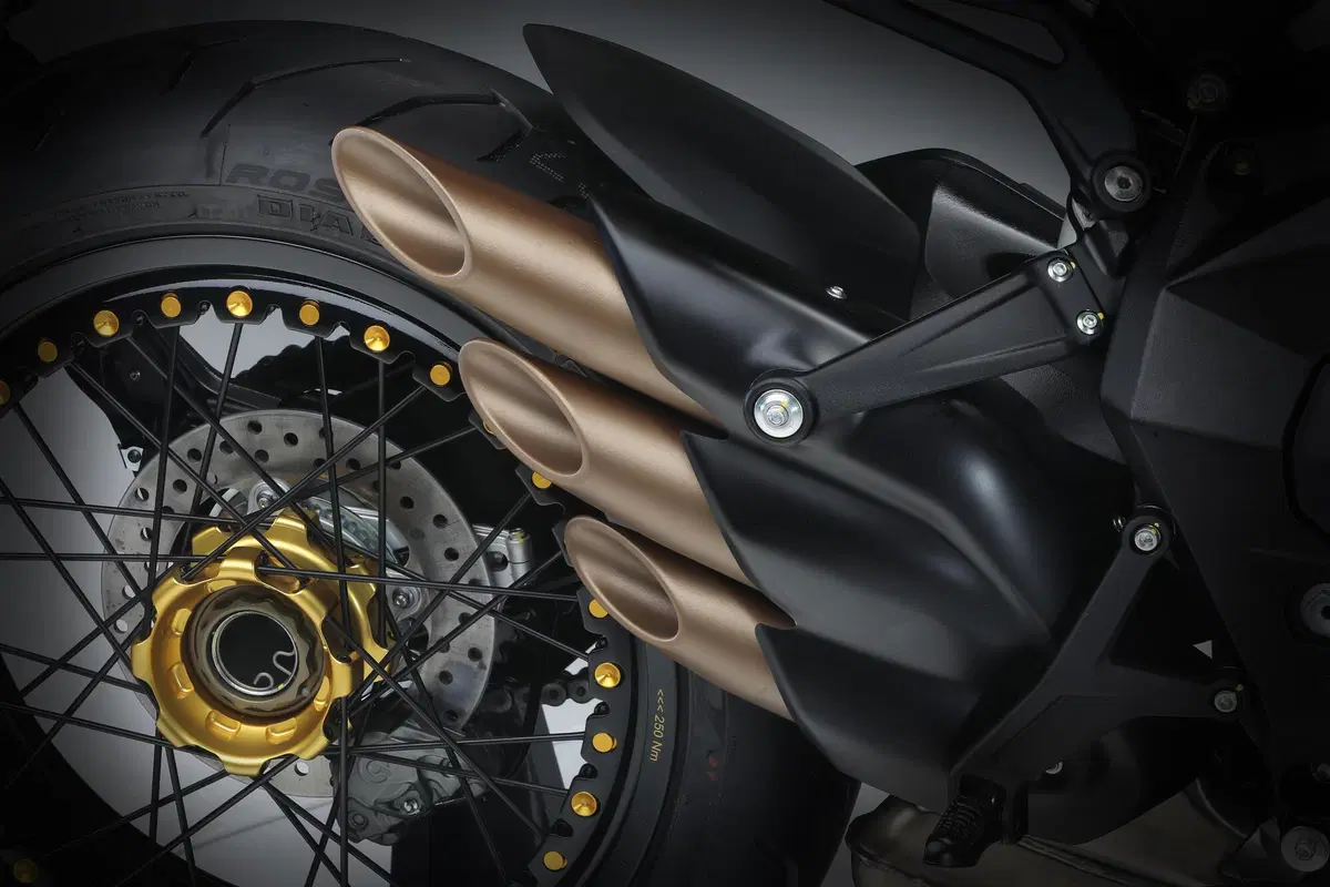 MV Agusta, arrivano le versioni SCS per Brutale e Dragster 800 RR (7)