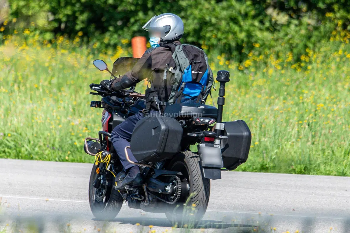 Yamaha Tracer 700 GT. Foto spia (2)