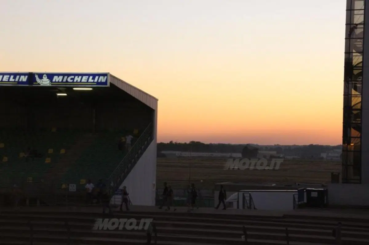 Una notte a Le Mans per la 24 Heurs Moto