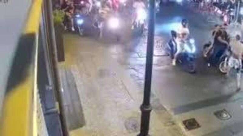 Carabiniere picchiato dalla banda degli scooter: choc a Castellammare [VIDEO]