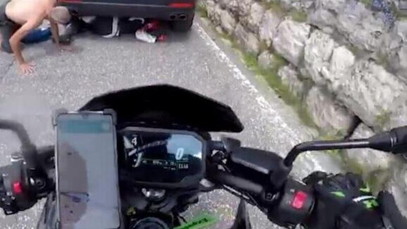 Auto ferma dietro la curva a Selva: motociclista cade e rimane incastrato sotto la macchina [VIDEO]