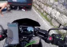 Auto ferma dietro la curva a Selva: motociclista cade e rimane incastrato sotto la macchina [VIDEO]