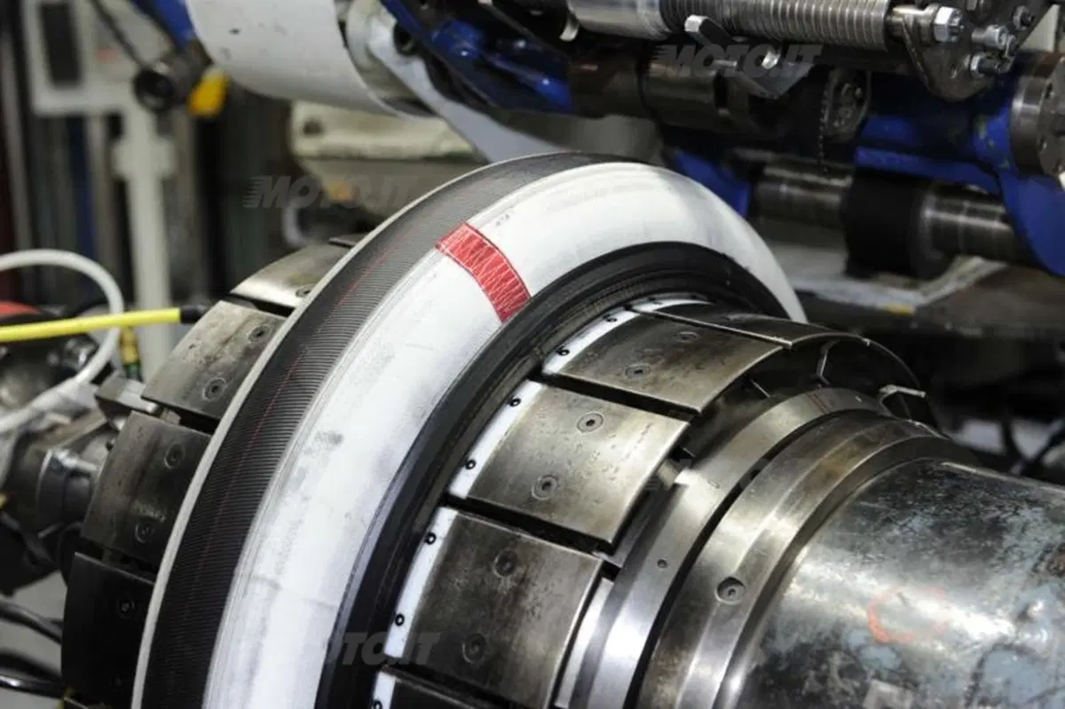 Michelin. Come nascono gli pneumatici da corsa (13)