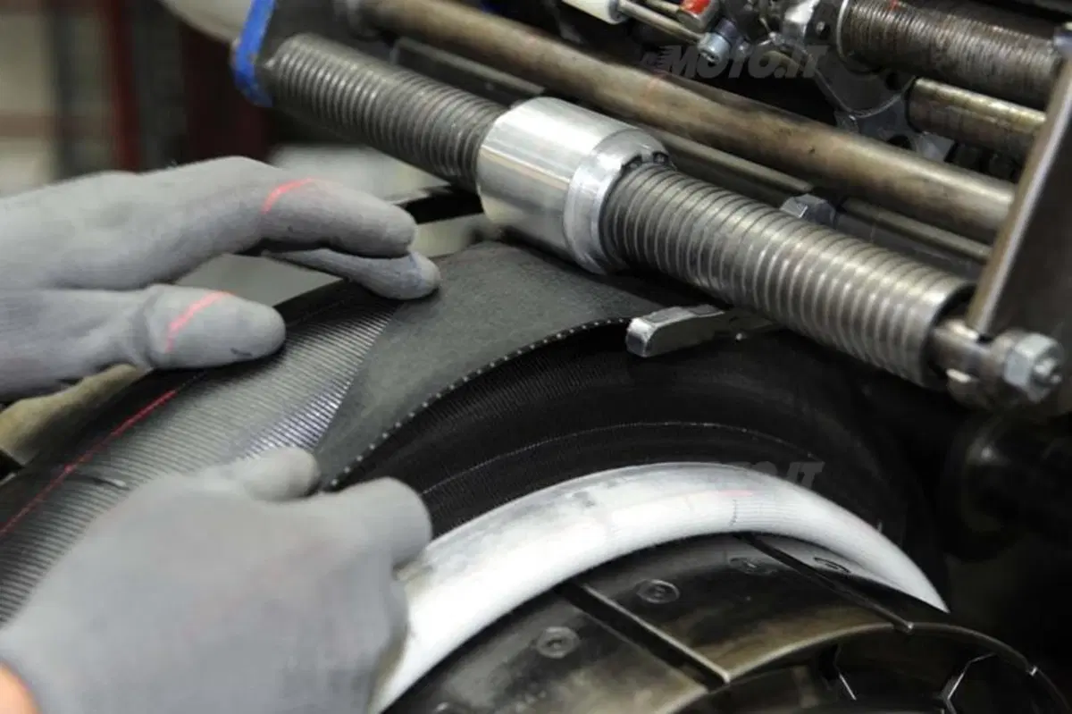Michelin. Come nascono gli pneumatici da corsa (14)
