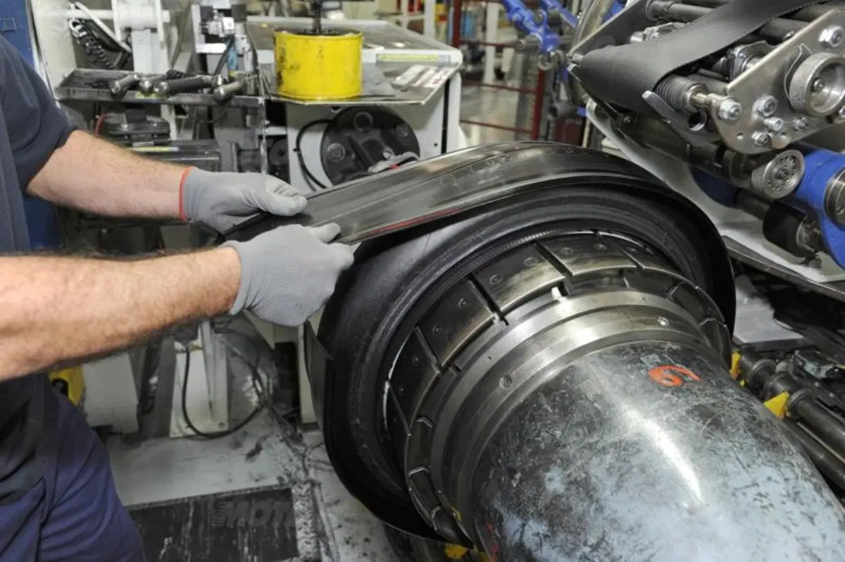 Michelin. Come nascono gli pneumatici da corsa (23)