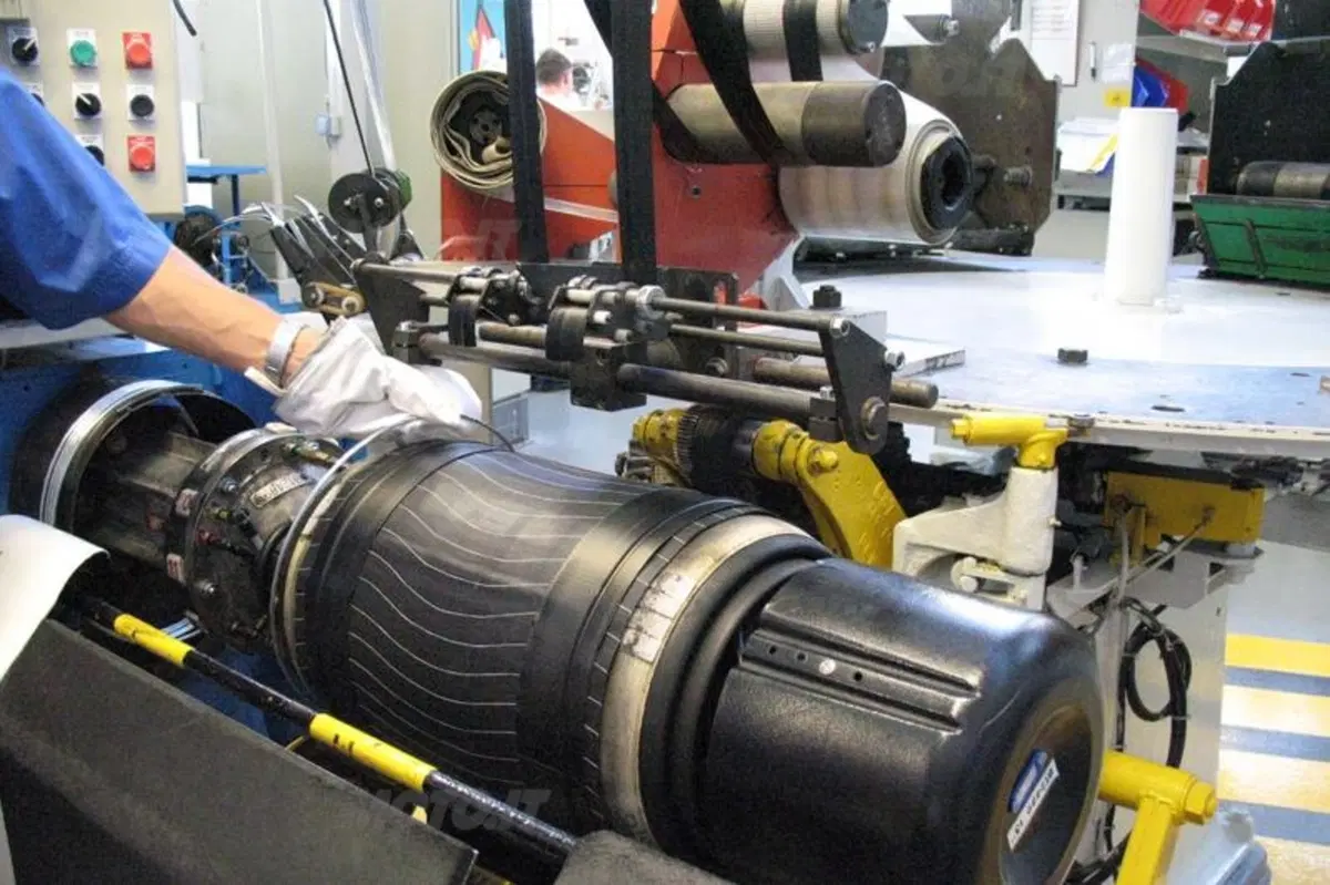 Michelin. Come nascono gli pneumatici da corsa (37)