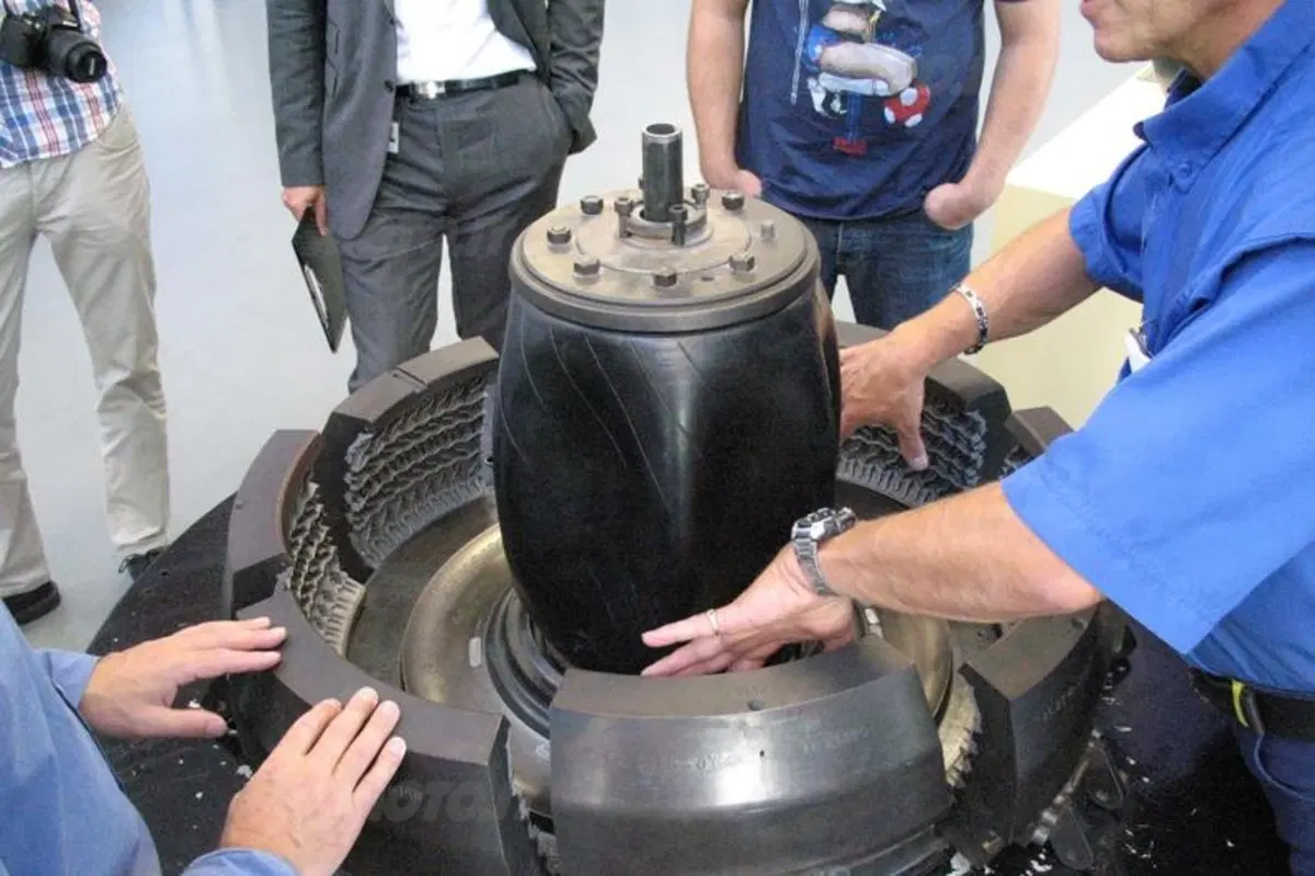 Michelin. Come nascono gli pneumatici da corsa (38)