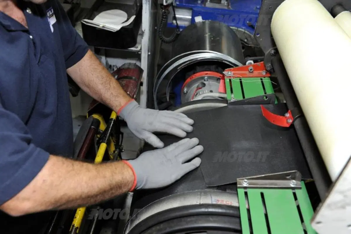 Michelin. Come nascono gli pneumatici da corsa (47)