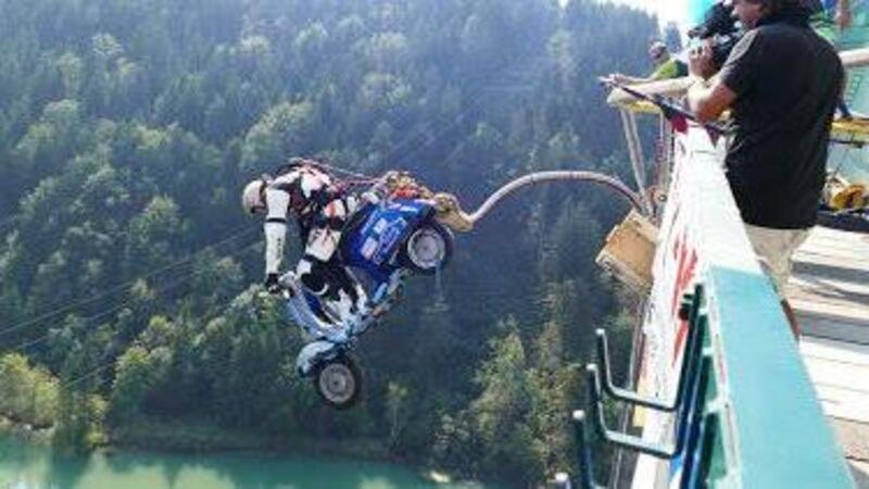 Lo stuntman e la Vespa: matti da &ldquo;legare&rdquo; sulla diga alta 131 metri [VIDEO]