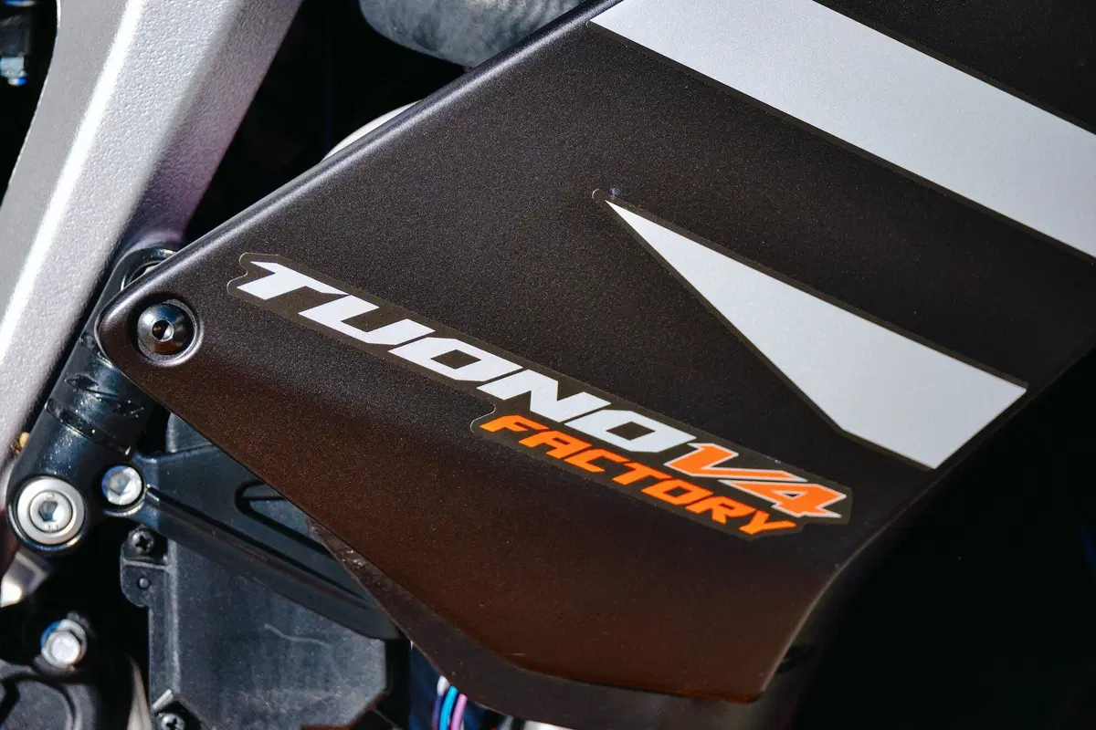 Comparativa Hypernaked: Tuono V4 vs Streetfighter V4S vs Z-H2 vs SuperDuke 1290R vs Brutale 1000RR (5)