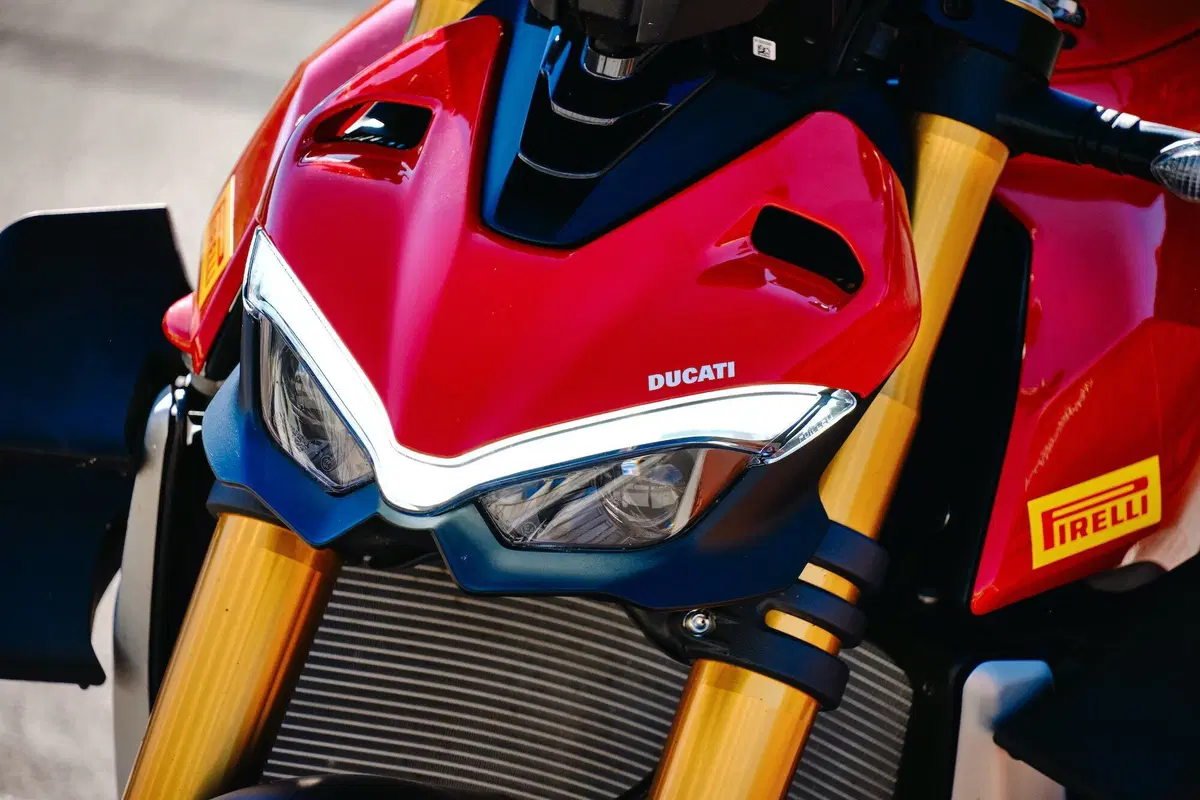 Comparativa Hypernaked: Tuono V4 vs Streetfighter V4S vs Z-H2 vs SuperDuke 1290R vs Brutale 1000RR (2)
