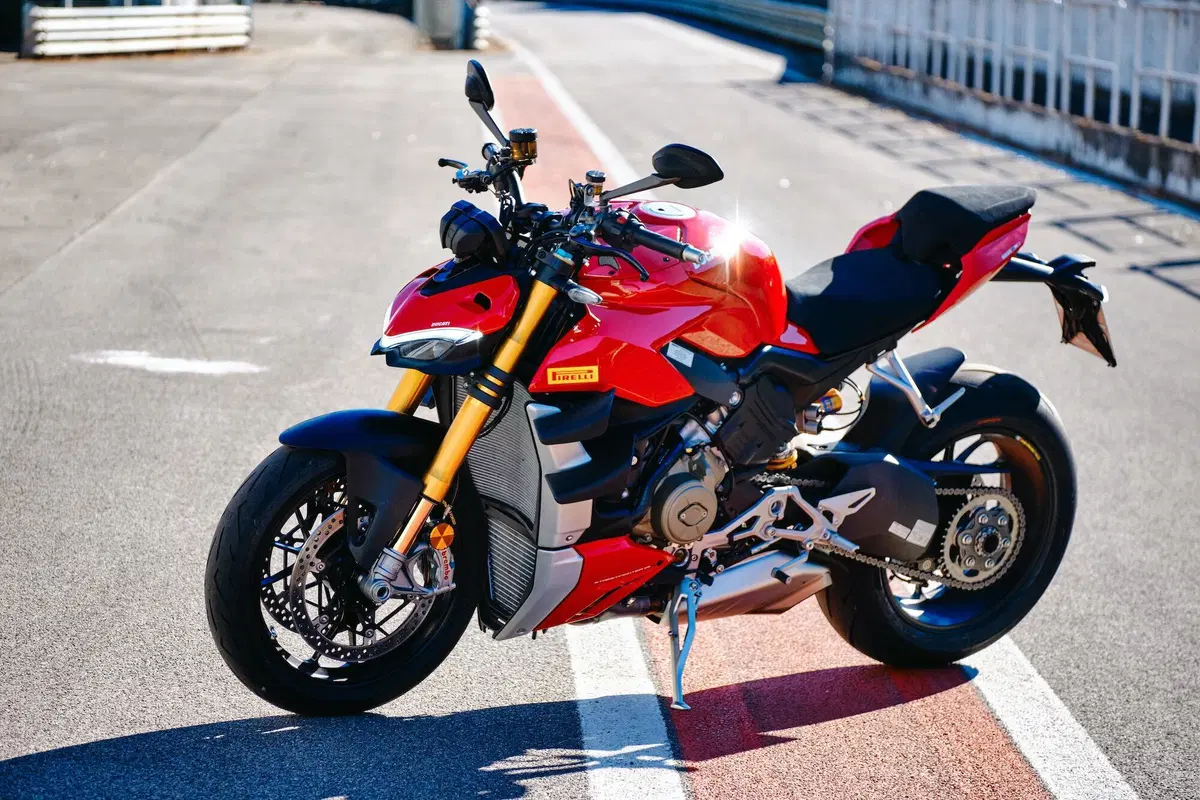 Comparativa Hypernaked: Tuono V4 vs Streetfighter V4S vs Z-H2 vs SuperDuke 1290R vs Brutale 1000RR