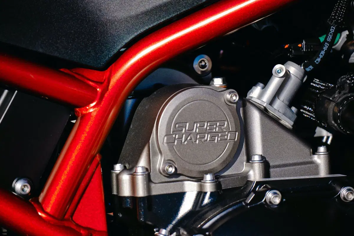 Comparativa Hypernaked: Tuono V4 vs Streetfighter V4S vs Z-H2 vs SuperDuke 1290R vs Brutale 1000RR (5)