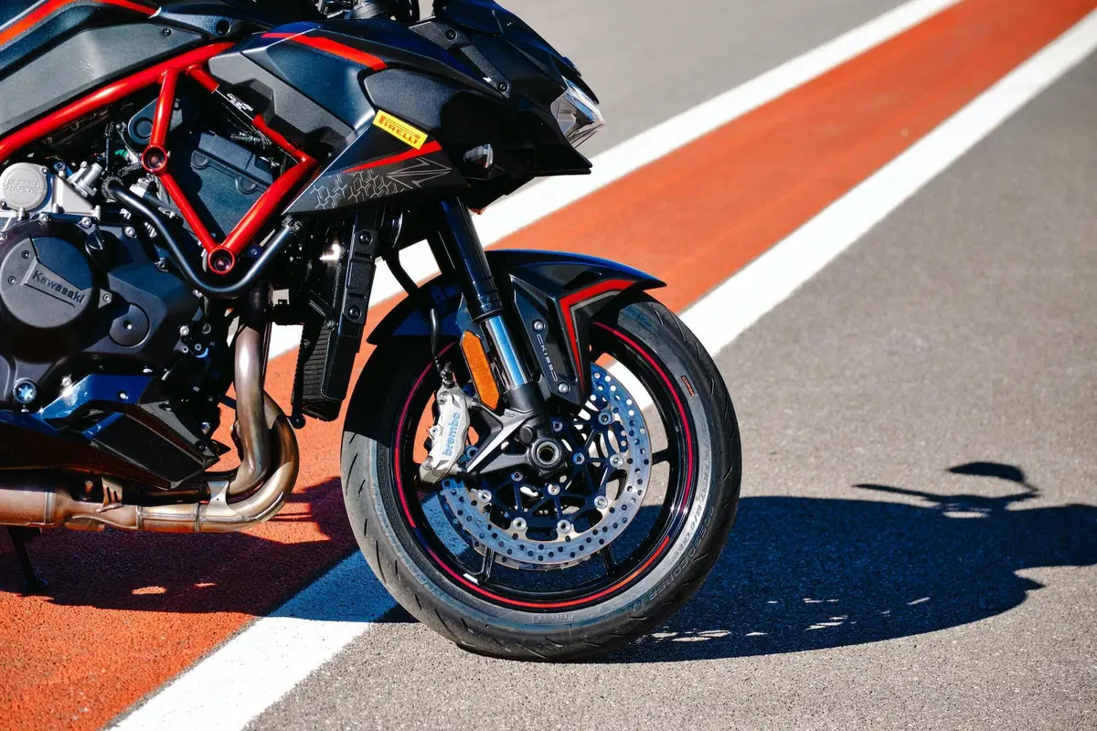 Comparativa Hypernaked: Tuono V4 vs Streetfighter V4S vs Z-H2 vs SuperDuke 1290R vs Brutale 1000RR (2)