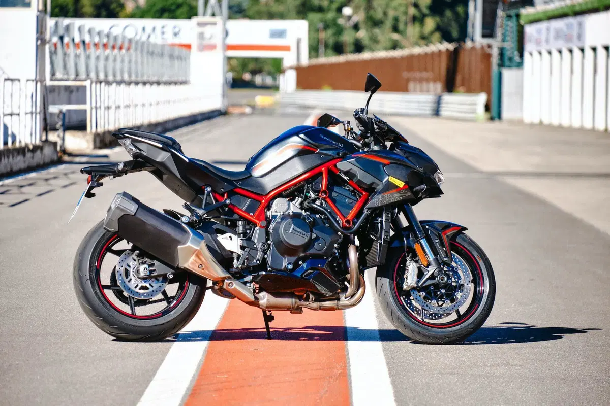 Comparativa Hypernaked: Tuono V4 vs Streetfighter V4S vs Z-H2 vs SuperDuke 1290R vs Brutale 1000RR (3)
