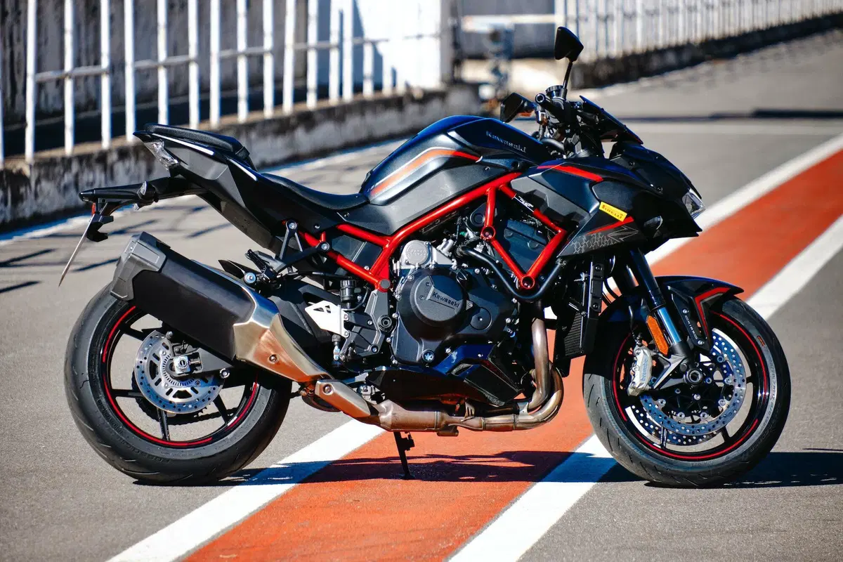 Comparativa Hypernaked: Tuono V4 vs Streetfighter V4S vs Z-H2 vs SuperDuke 1290R vs Brutale 1000RR
