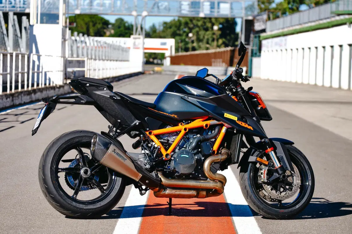 Comparativa Hypernaked: Tuono V4 vs Streetfighter V4S vs Z-H2 vs SuperDuke 1290R vs Brutale 1000RR
