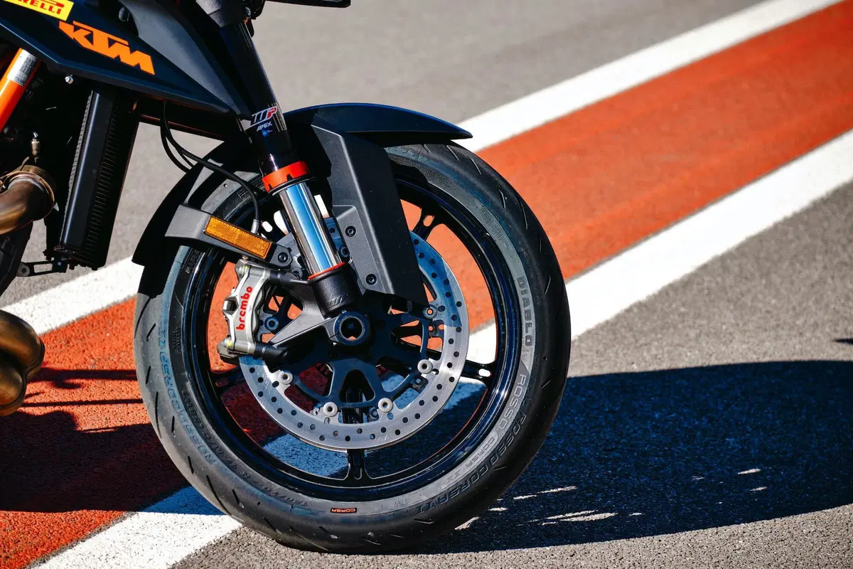 Comparativa Hypernaked: Tuono V4 vs Streetfighter V4S vs Z-H2 vs SuperDuke 1290R vs Brutale 1000RR (2)