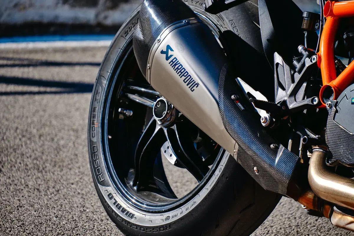 Comparativa Hypernaked: Tuono V4 vs Streetfighter V4S vs Z-H2 vs SuperDuke 1290R vs Brutale 1000RR (6)