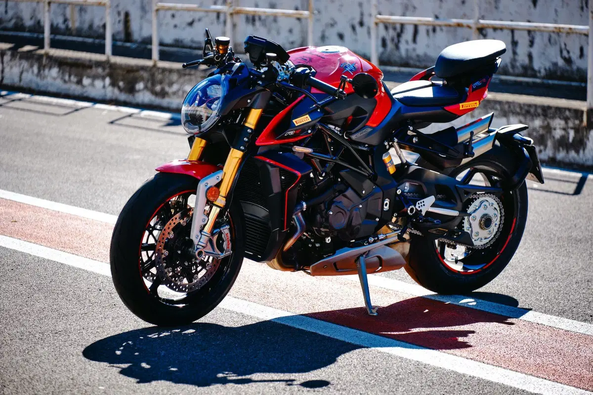 Comparativa Hypernaked: Tuono V4 vs Streetfighter V4S vs Z-H2 vs SuperDuke 1290R vs Brutale 1000RR (2)