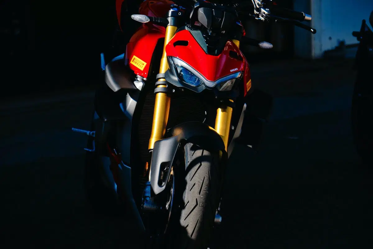 Comparativa Hypernaked: Tuono V4 vs Streetfighter V4S vs Z-H2 vs SuperDuke 1290R vs Brutale 1000RR (3)